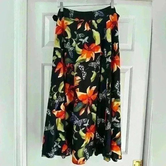 Soft Surroundings Womens
Midi Skirt‎ Size L Black
Colorful Floral Butterfly Zip - Picture 1 of 6